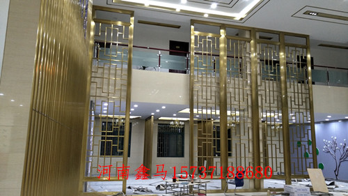 河南鑫馬工作人員安裝不銹鋼屏風現(xiàn)場圖.jpg